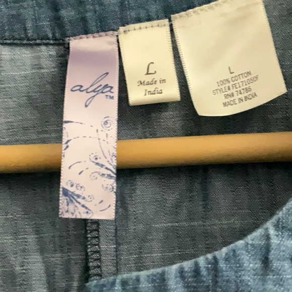 Alya Womens Top Size (L) Chambray Denim Blouse V-Neck Pleated Summer Blouse - Picture 2 of 3